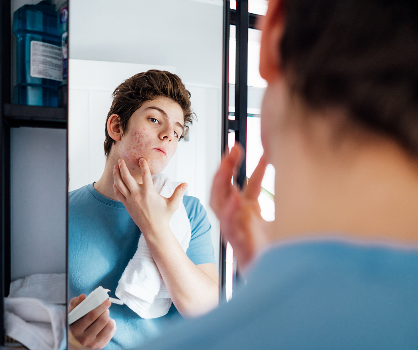 Teen see his face in the mirror