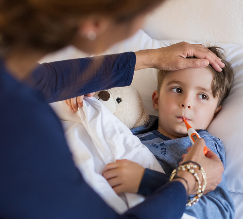 mother count temprature using thermometer to the child